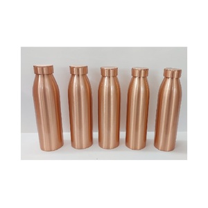 Botella de agua de cobre martillado a mano que proporciona beneficios de purificación natural con un diseño elegante y duradero para uso diario. - Product Image 5