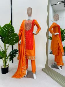 Ensemble de costume de créateur de couleur signature distinctive en soie de chinon immaculée avec doublure intérieure impeccable et séquence élaborée - Product Image 5