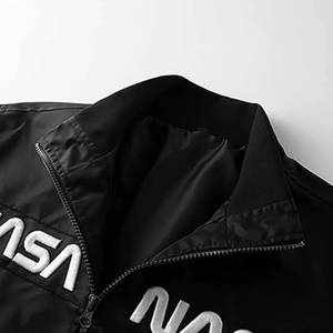 Chaqueta de bombardero cortavientos para hombre de diseño personalizado de alta calidad con capucha y parches bordados de chenilla estilo callejero - Product Image 3