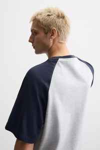 เสื้อยืดแขนสั้นสำหรับผู้ชายพิมพ์ลายได้ทรงหลวมเปิดไหล่ตกไซส์ใหญ่พิเศษใส่สบาย - Product Image 2