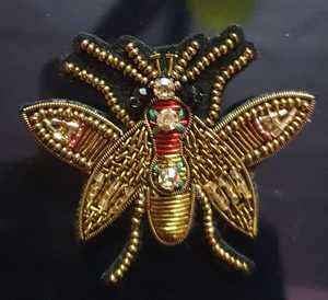 Écussons brodés à la main sur mesure avec des perles et des paillettes idéales pour une utilisation sur des vêtements de couleur bleue oiseau - Product Image 2