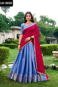 Dernières femmes portent Kanchipuram Silk Zari Weaving Work Lehenga Choli pour le mariage et les vêtements traditionnels South Indian Lehenga Choli - Product Image 2