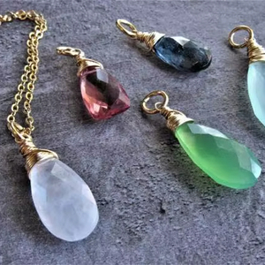 Pendentif vintage en gros avec pierre blanche arc-en-ciel et breloque en laiton MANGALMAY CORPORATION - Product Image 1