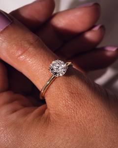 Anillo de compromiso solitario clásico corte redondo diamante cultivado en laboratorio anillo de moissanita chapado en oro de 18K joyería fina al por mayor personalizada - Product Image 1