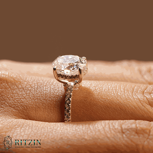 Anillo de compromiso estilo halo oculto diamante corte ovalado para mujer - Product Image 1