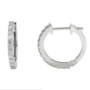 Pendientes de aro de oro blanco refinado de 14 quilates con diamantes redondos naturales Ajuste elegante de pavé Accesorio de lujo atemporal elegante - Product Image 2