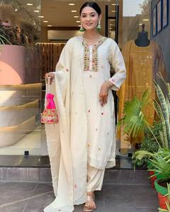 Nuevo pantalón tradicional de viscosa pura Chinon Kurta con trabajo en relieve y Dupatta para fiesta estilo Salwar Kameez - Product Image 1