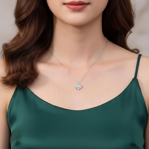 สร้อยคอจี้รูปไข่ไขว้ Lucky Alice ประดับโมอิสซาไนต์ 0.1 กะรัต*4 ระดับความสะอาด VVS1 ดีไซน์ทันสมัย พร้อมสายเงินแท้ 925 เหมาะสำหรับเป็นของขวัญงานแต่งงานหรืองานหมั้นสำหรับผู้หญิง - Product Image 6