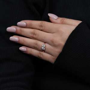 Bague Toi et Moi en Diamant de Laboratoire, Tailles Poire et Ovale, Bande de 2,0 mm, Couleur F (Blanc pour Platine), Options en Argent Sterling/Platine/Or - Product Image 2