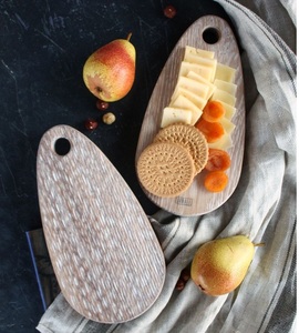 Tabla de cortar grande y gruesa de madera diseñada para soportar tareas rigurosas de corte y rebanado en cocinas ocupadas - Product Image 5