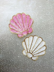 Élégance brodée de l'amour, un charme en velours en forme de cœur richement décoré avec des bordures perlées, des broderies en fil doré et une pierre précieuse centrale - Product Image 5