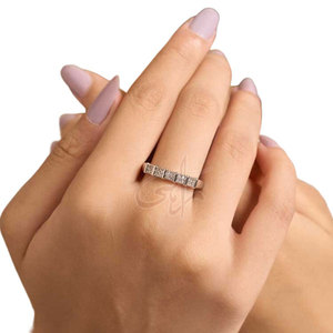 Bague en argent qui incarne l'élégance, forme basique, petites perles flottantes délicatement intégrées à chaque mouvement - Product Image 2