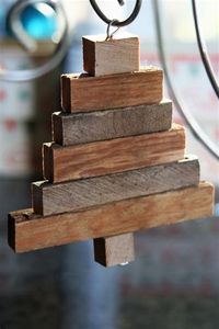 Sapin de Noël en bois massif de forme moderne avec décoration de table personnalisable de qualité supérieure faite à la main pour une utilisation festive - Product Image 4