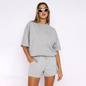 Tenue d'été pour femmes ensemble de shorts deux pièces décontractés avec t-shirt vente en gros de couleur unie avec logo personnalisé - Product Image 2
