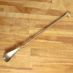 Rehausseur de chaussures en bois et en métal de conception artisanale avec finition dorée polie, parfait pour les cadeaux de luxe et l'usage domestique, fabriqué à la main en Inde - Product Image 3