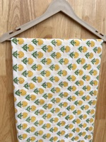 Tissu en coton pur blanc de qualité supérieure avec motifs floraux jaunes de fleurs de marguerite et feuilles vertes, imprimés à la main selon la technique traditionnelle de Jaipur.