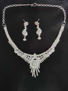 Nuevo Spot Venta al por mayor Collar plateado Pendientes Anillo Conjunto con estilo de lujo Conjunto de joyas para la venta por los exportadores - Product Image 2