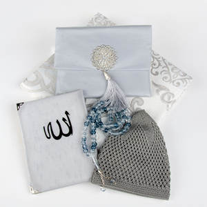 Set de Regalo de Oración Gris Yaseen, Alfombra de Oración, Tasbih, Gorro Kufi y Libro de Yaseen en Bolsa Shantung, Regalo Perfecto para el Día del Padre y para el Novio - Product Image 2
