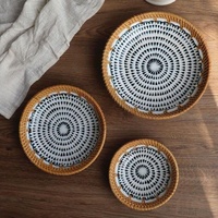 Plateau de service décoratif rond en rotin et nacre, finition polie, motif géométrique, adapté aux aliments
