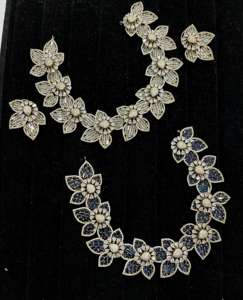 Ensemble collier et boucles d'oreilles tendance de luxe fait main avec un design floral, orné de strass et de zircon cubique, en laiton - Product Image 5