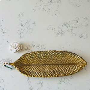 Plat de service en feuille de métal fabriqué à la main avec des détails complexes reflétant la compétence artisanale et l'excellence décorative traditionnelle - Product Image 5