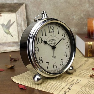 นาฬิกาตั้งโต๊ะโลหะสะท้อนหลักการดีไซน์ที่เหนือกาลเวลาและคุณภาพที่ยั่งยืน โครงสร้างแข็งแรงทนทาน เหมาะสำหรับการใช้งานในชีวิตประจำวันในระยะยาว - Product Image 4