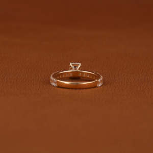 Anillo de compromiso de diamante cultivado en laboratorio de corte esmeralda de lujo chapado en oro de 18 quilates, joyería de boda de moda para mujer, pavé de diamante lateral IGI - Product Image 3