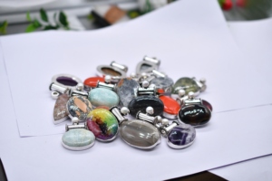 Colgante de piedras preciosas de mezcla natural, colgante de piedras preciosas mixtas, Pelted colgante de plata, lote de colgantes de piedras preciosas de mezcla al por mayor, regalo para ella - Product Image 2