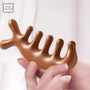 Peigne Gua Sha en bois de santal fait à la main en gros masseur facial à dents larges pour le massage du corps de la tête et des jambes - Product Image 3