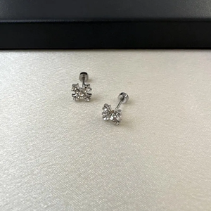 Boucles d'oreilles en argent 925 serties de diamants de moissanite, motif floral minimaliste, pour un usage quotidien, bijoux de perçage - Product Image 1