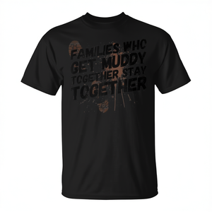 Camiseta negra unisex para adultos con la frase "Families Who Get Muddy Together Stay Together" - Product Image 2