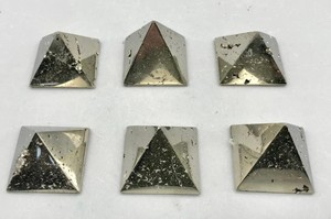 Vente en gros de pyramide en cristal de pyrite dorée polie pierre précieuse de style Feng Shui pyramide de guérison en vrac de haute qualité - Product Image 5