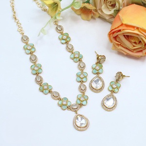 Conjunto de pendientes de collar de moissanita con diseño de aspecto de piedra chapada en oro de diseñador de alta calidad, ropa tradicional para mujer para boda - Product Image 3