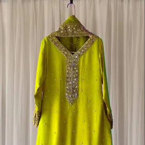 Collection de créateurs de vêtements de fête et de mariage haut de broderie à séquence Georgette lourde et Sharara avec travail à séquence lourde Dupatta - Product Image 1