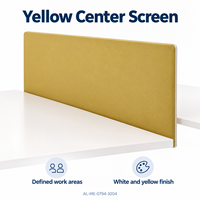 Bureau de travail double réglable en hauteur avec dessus rectangulaires blancs, panneau d'intimité jaune et pieds de support blancs