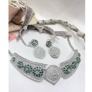 Belle déclaration plaquée argent Cz collier ras du cou et manchette d'oreille ensemble pour les femmes et les filles occasion de mariage - Product Image 1