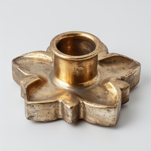 Bougeoir en laiton à breloque flocon de neige conçu avec des motifs d'hiver classiques créant une atmosphère confortable et festive dans chaque maison - Product Image 3