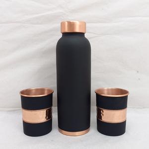 Bouteille en cuivre artisanale avec deux verres, conçue pour les rituels quotidiens d'hydratation et le bien-être, et pour une utilisation élégante à la maison - Product Image 4