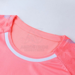 ชุดฟุตบอลคุณภาพสูง ปรับแต่งได้ตามต้องการ ระบายอากาศได้ดี ผลิตจากโพลีเอสเตอร์ที่เป็นมิตรกับสิ่งแวดล้อม ทนทาน - Product Image 3