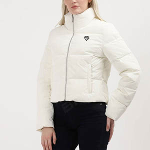 Vente en gros de doudoune d'hiver pour femmes Manteau mince à capuche en satin chaud en coton rembourré Cuir de mouton imprimé Respirant Imperméable - Product Image 1