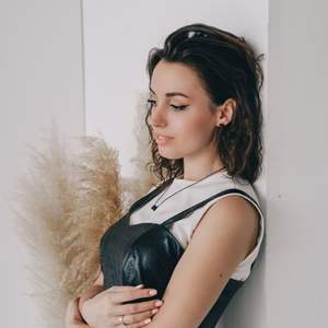 Collar minimalista de shungita con una cuentas cúbica - Product Image 4