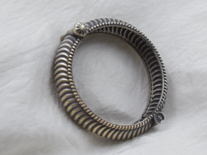 กําไลเงินทําด้วยมือขายส่งที่ได้รับความนิยมล่าสุดดูเหมือนกําไลที่เปิดได้แบบตะวันตกสําหรับเด็กหญิงและสตรี - Product Image 3