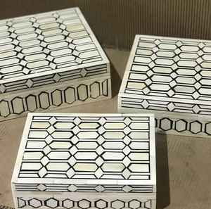 Caja Geométrica Hexagonal con Incrustaciones de Hueso Hecha a Mano - Patrón de Panal Blanco y Negro, Caja Decorativa de Almacenamiento para Joyas de Lujo - Product Image 3