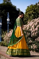 TENNECY Choli Jaune Style Indien du Sud en Soie Artisanale Kanchipuram avec Motifs Zari et Dentelle, Longueur Cheville, Infroissable, Réversible, Couleurs Vives