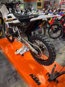 Motocicleta de Motocross Husqvarna FC 250 <span class=keywords><strong>Rockstar</strong></span> Factory Edition 2026 de Alta Calidad, 250cc, 4 Tiempos, EFI, Refrigeración Líquida - Product Image 5
