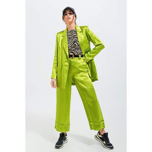 Pantalon décontracté taille haute en satin vert à jambes larges, anti-plis et respirant, avec fermeture mi-haute et taille élastique, idéal pour l'été - Product Image 4