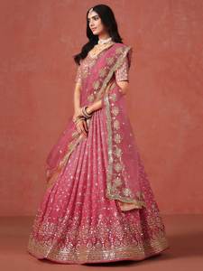 OMBRE WEDDING LEHENGA motif de broderie comprend des motifs floraux et géométriques traditionnels qui intensifient grand look - Product Image 3