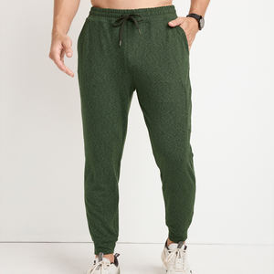 Pantalones deportivos verdes texturizados para hombre, pantalones deportivos de punto suave con bolsillos con cremallera, cintura con cordón ajustable, ligeros e informales - Product Image 1