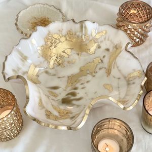 Bols de service en résine de qualité supérieure avec des finitions vibrantes qui les rendent idéaux pour les repas festifs et décontractés - Product Image 1