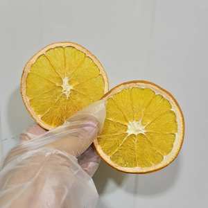 Tranches d'orange séchées au soleil aux couleurs vibrantes, utilisées pour la fabrication de savons artisanaux, la décoration intérieure et les décorations de fêtes. - Product Image 4